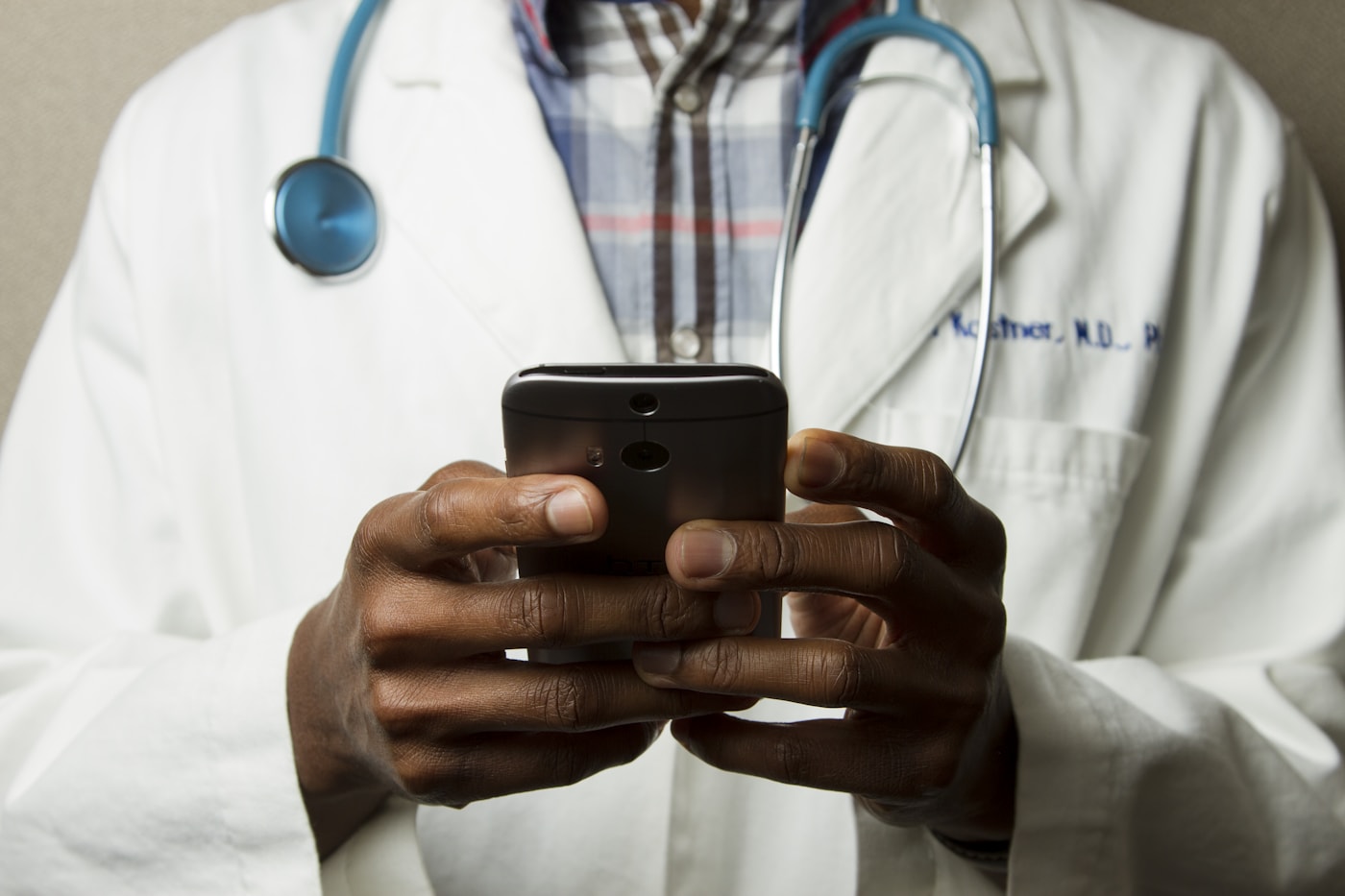 Persoană din domeniul medical care folosește telefonul